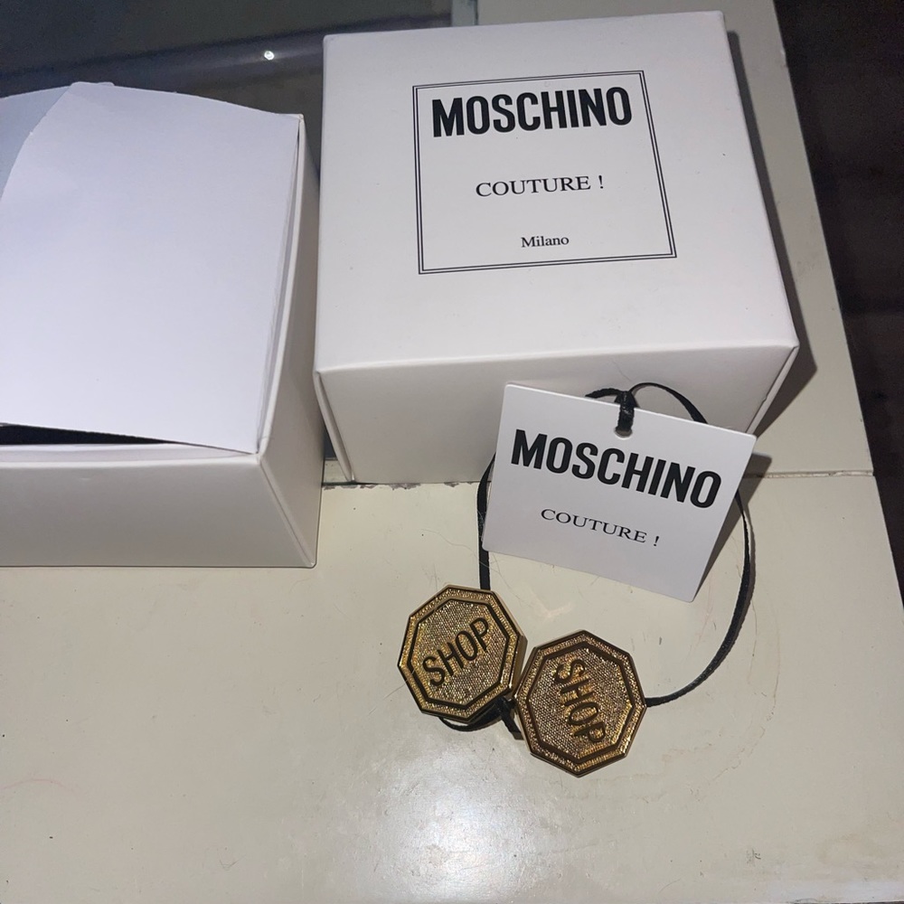 Moschino SHOP earrings never worn 💕 these are clip ons. Thanks for looking.